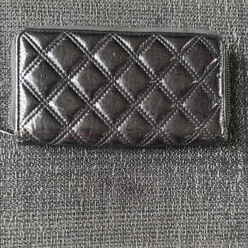 Marc Jacob’s Chic Quilted Silver Wallet